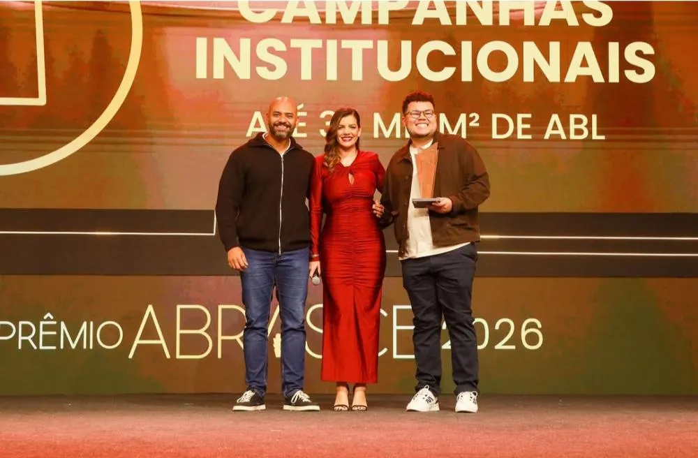 Representantes do Shopping Plaza Rio das Ostras recebem o Trof&eacute;u Bronze do Pr&ecirc;mio ABRASCE 2026, conquistado com o case 