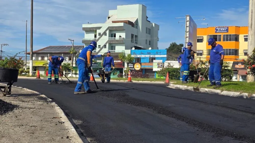 Recapeamento asf&aacute;ltico em andamento na rotat&oacute;ria que conecta a Rodovia Amaral Peixoto (RJ-106) &agrave; Avenida Professor Leandro Sarzedas. Foto: Secom.