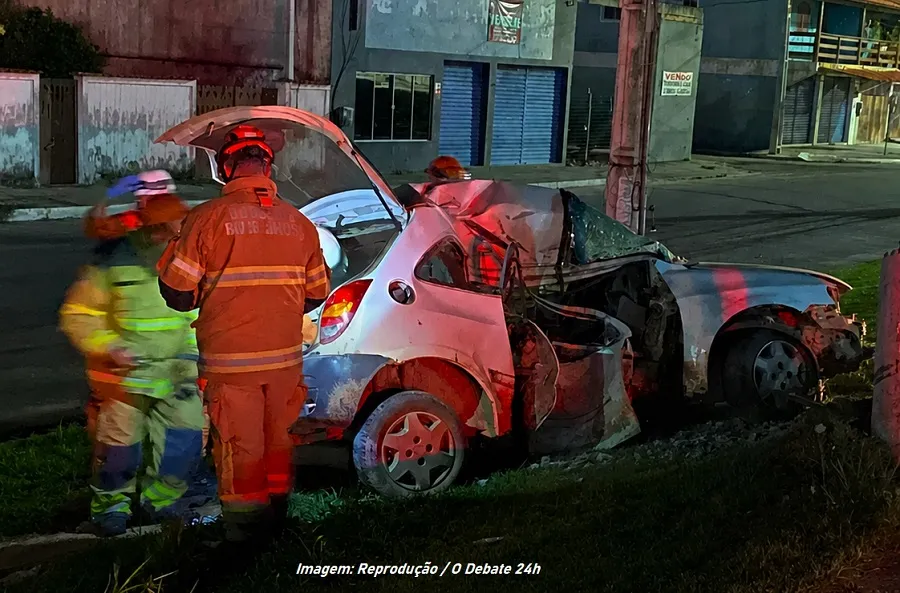 Mulher morre e homem fica em estado gravíssimo após carro colidir contra poste na RJ-106, em Cabo Frio