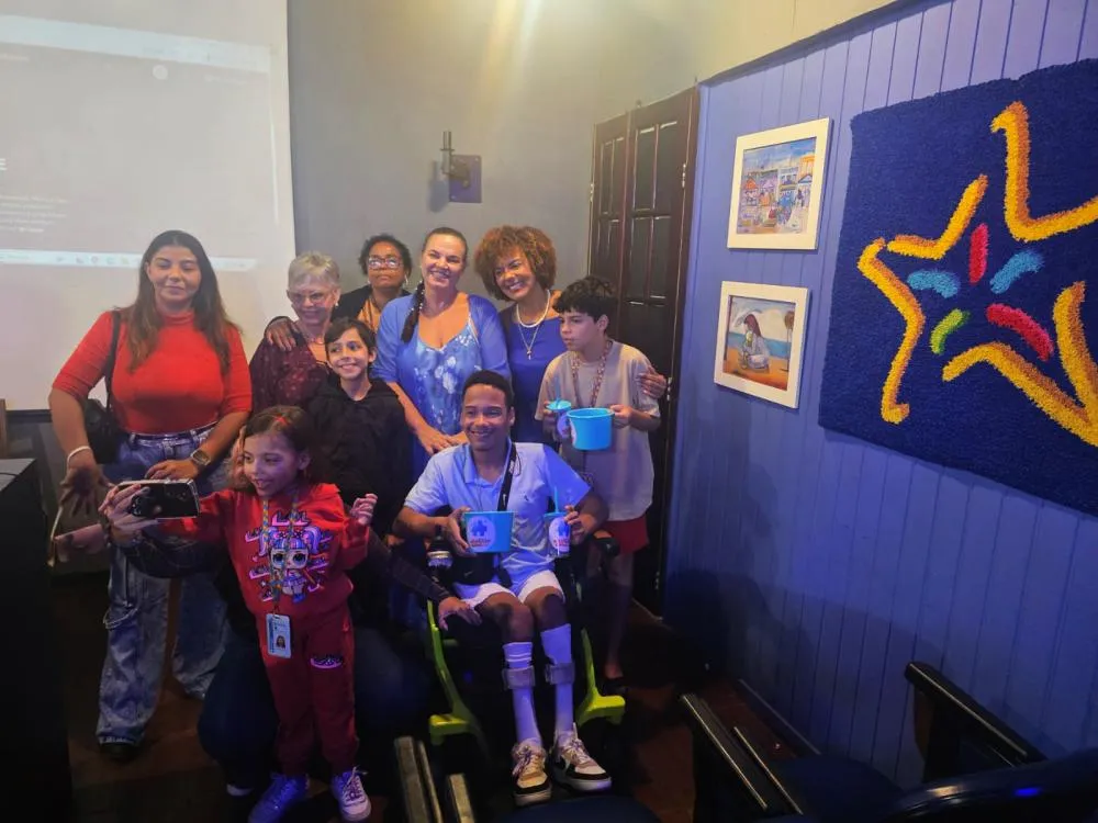 Projeto “Som do Silêncio Azul” leva cinema adaptado para pessoas com TEA em Rio das Ostras
