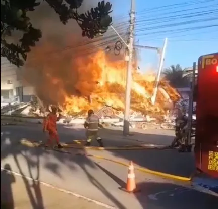 Incêndio atinge depósito da Secretaria Municipal de Saúde em Rio das Ostras na manhã desta terça-feira