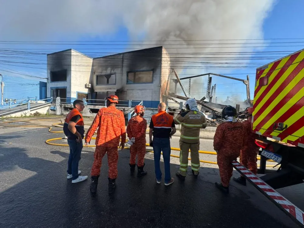 Bombeiros trabalham para controlar incêndio no almoxarifado da Saúde em Rio das Ostras