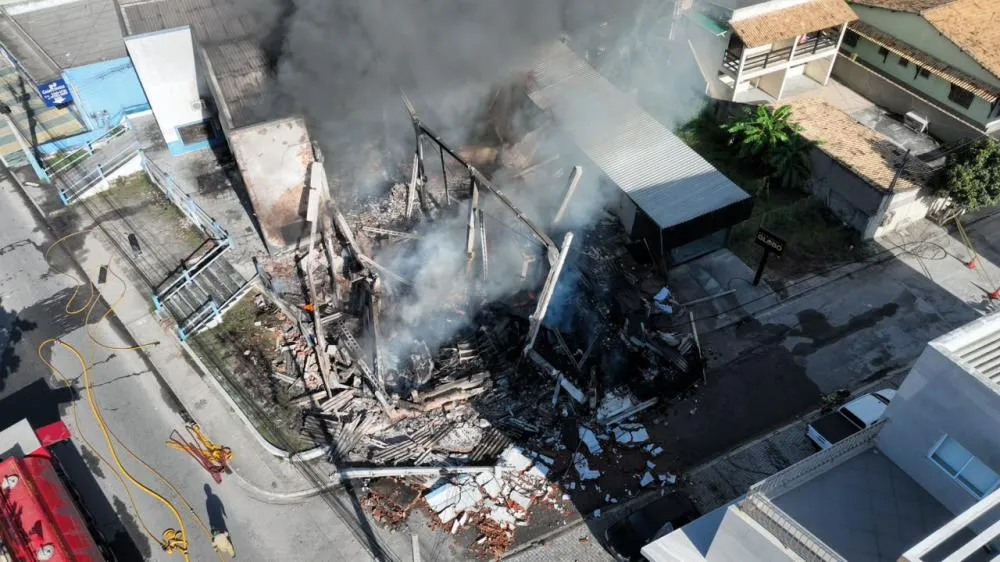 Incêndio destrói almoxarifado da Saúde e Prefeitura de Rio das Ostras ativa plano de contingência