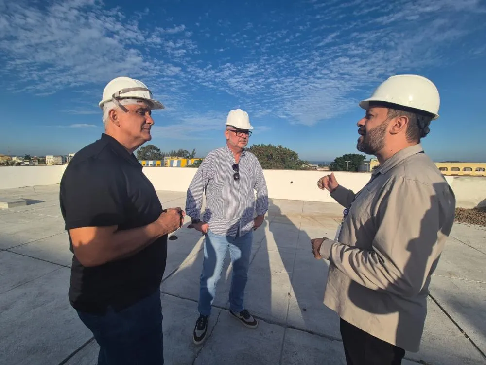 Prefeito de Rio das Ostras visita obras do Centro Integrado Sesc Senac