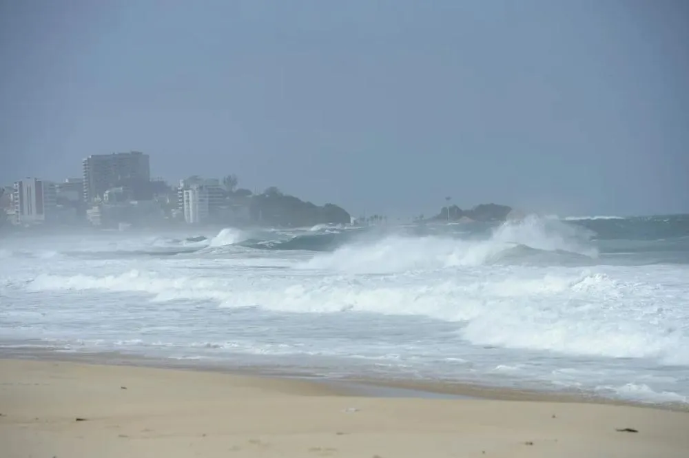 Marinha alerta para ressaca e Defesa Civil orienta população a evitar áreas costeiras