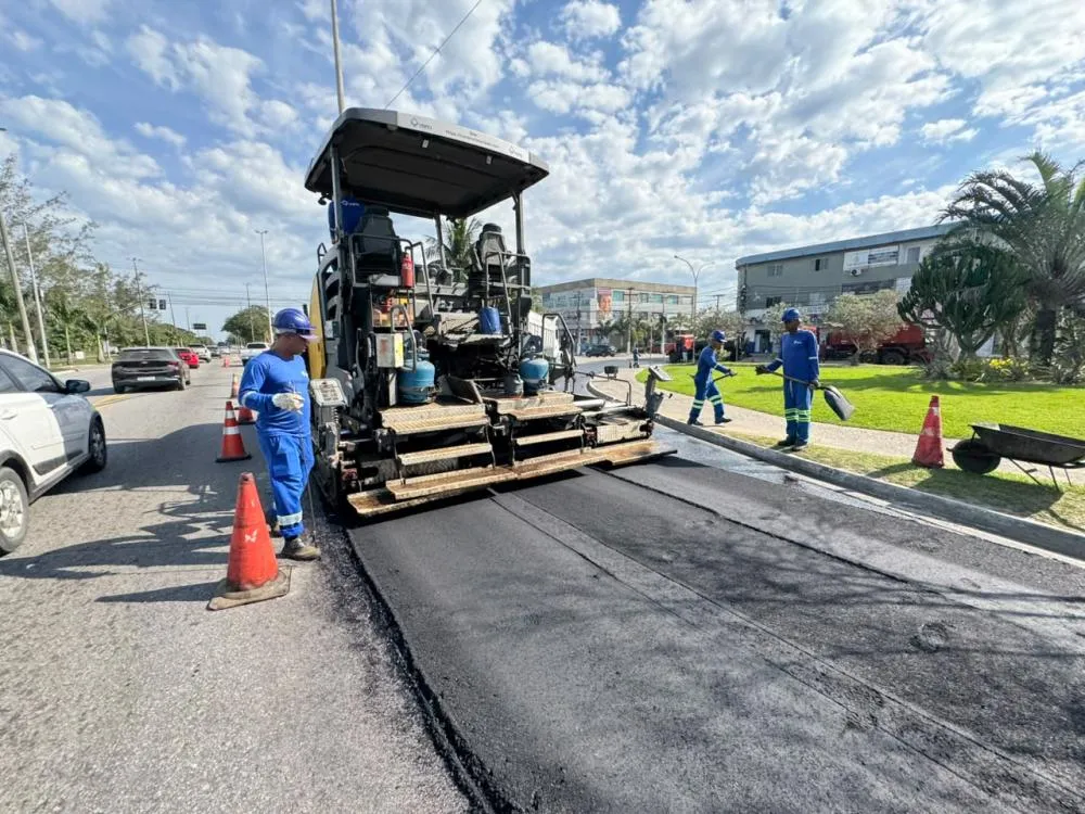 Recuperação da malha viária avança com novo recapeamento na RJ-106 em Rio das Ostras