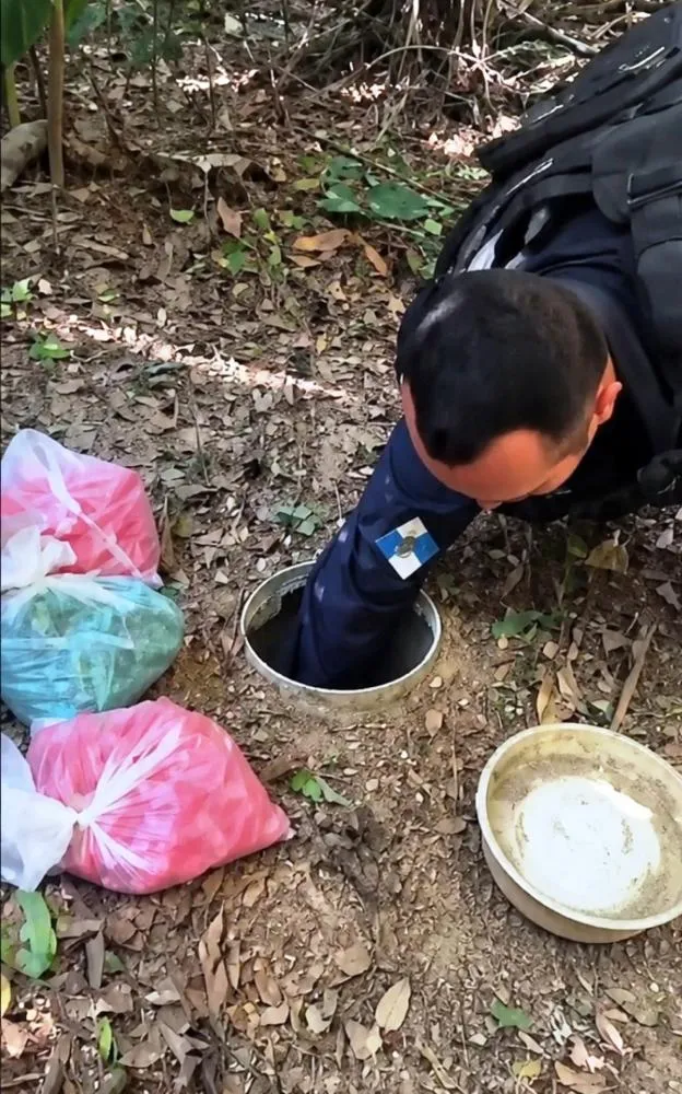 Operação da PM apreende cerca de 1,6 quilo de cocaína escondido em tonel enterrado em Rio das Ostras