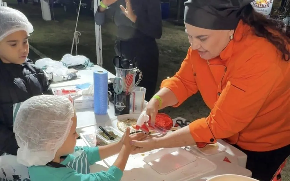 Rosemarie Teixeira na oficina de gastronomia infantil - Foto: Divulgação