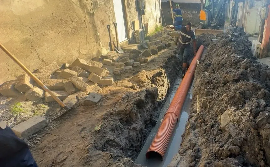 As intervenções em Nova Cidade envolvem limpeza, desobstrução e recuperação da rede de drenagem para assegurar o escoamento das águas da chuva. Foto: Divulgação