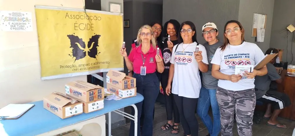 Equipes orientam sobre prevenção da dengue e outras arboviroses, além de distribuírem hipoclorito. Foto: Divulgação.