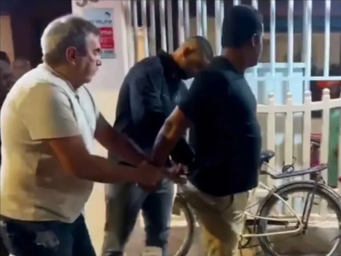 Policiais civis da 82ª DP e da 79ª DP prenderam, em Rio das Ostras, um foragido da Justiça investigado por estupro de vulnerável. Foto: Reprodução