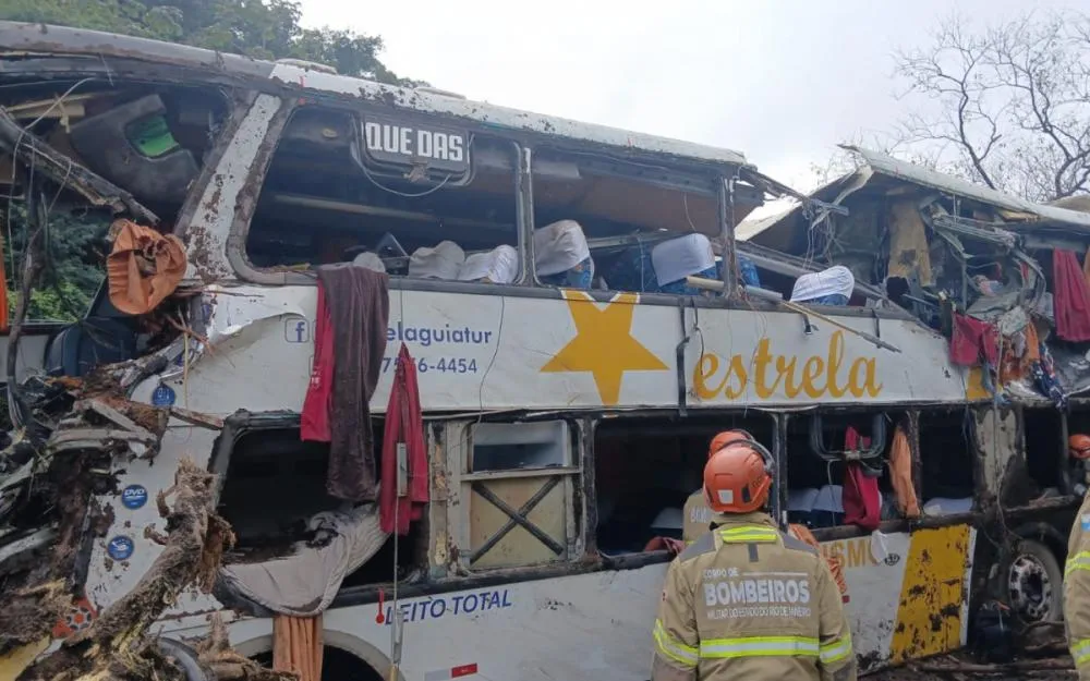 Ônibus de turismo tombou na madrugada deste domingo (16) no km 91 da BR-040, em Petrópolis. Acidente deixou 10 mortos, incluindo uma criança de 7 anos, e dezenas de feridos. Foto: Reprodução