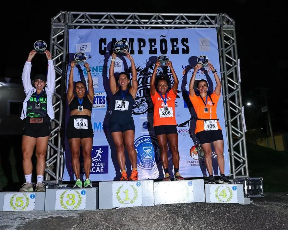 Suzana Rey comemora o primeiro lugar feminino na Macaé Night Run 5 km e representa Rio das Ostras no pódio em Macaé. Foto: Divulgação