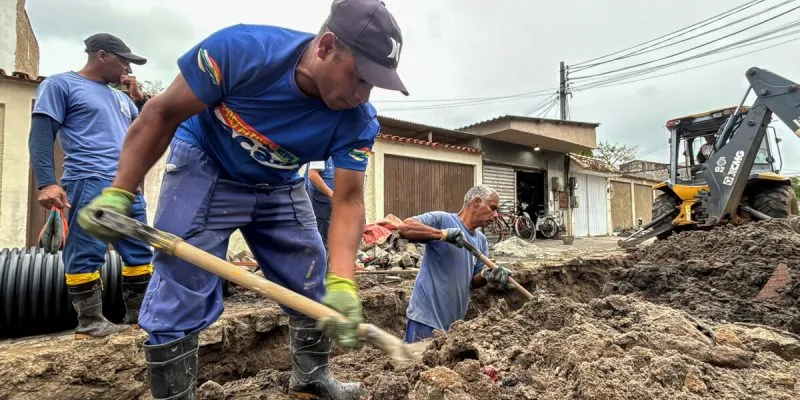 Cabo Frio reforça drenagem no Jardim Caiçara após tubulação obstruída comprometer escoamento