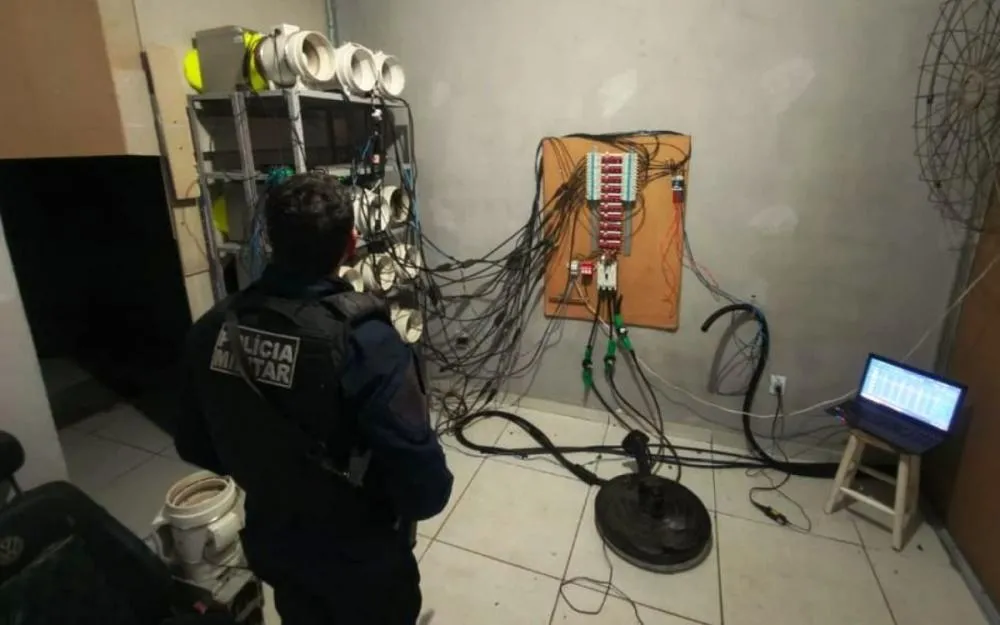 Operação encontra central clandestina de mineração de criptomoedas abastecida com energia furtada