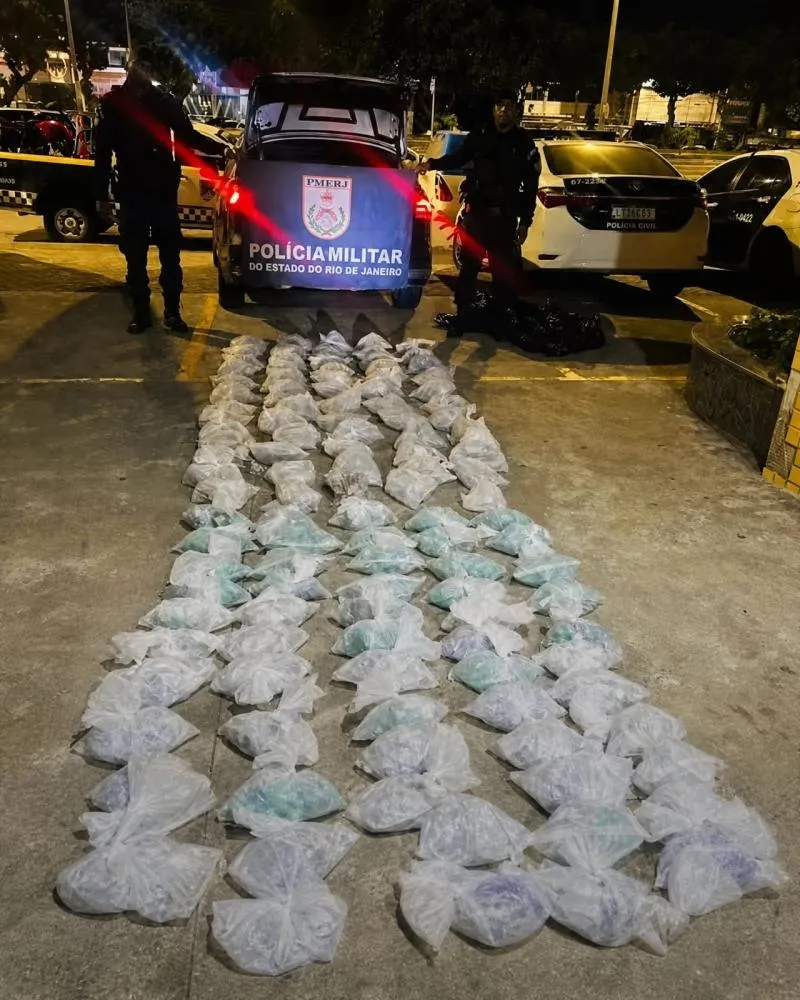 Mulher é presa com mais de 54 kg de drogas durante abordagem em Casimiro de Abreu