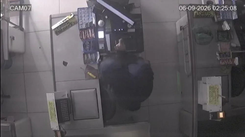 Câmeras registram furto em supermercado durante a madrugada em Rio das Ostras