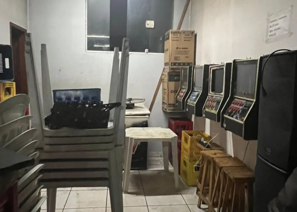 Operação da Comfis fecha estabelecimento irregular e apreende máquinas caça-níqueis em Rio das Ostras