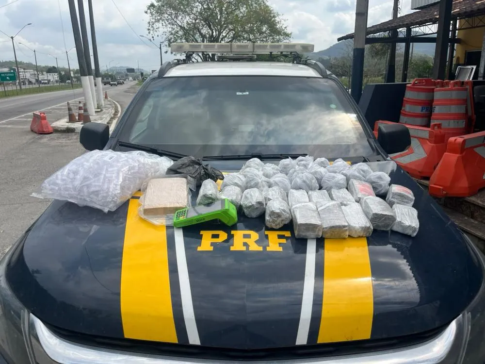 Ação conjunta da PRF e da Polícia Federal resultou na apreensão de 9,3 quilos de maconha e skunk durante abordagem na BR-101, em Rio Bonito. Segundo a polícia, o material teria como destino Cabo Frio. Foto: Divulgação/PRF.