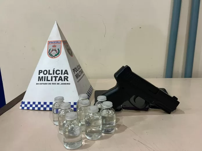 PM cerca suspeitos e detém quatro pessoas após tentativa de fuga em Jaconé, em Saquarema