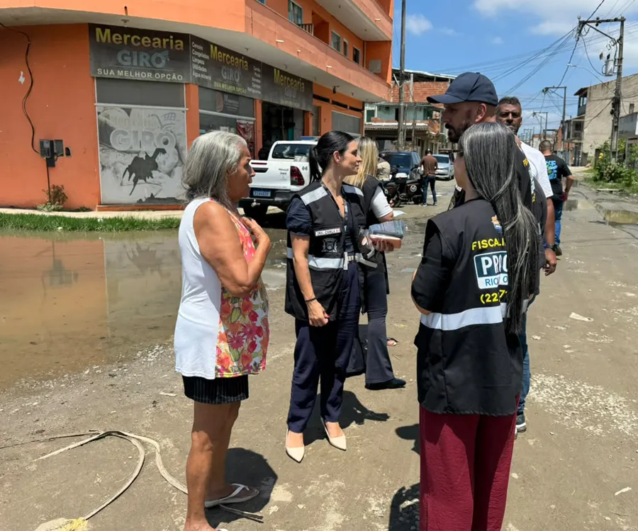 Extravasamento de esgoto na rua acarretando um crime ambiental. Foto: Divulgação