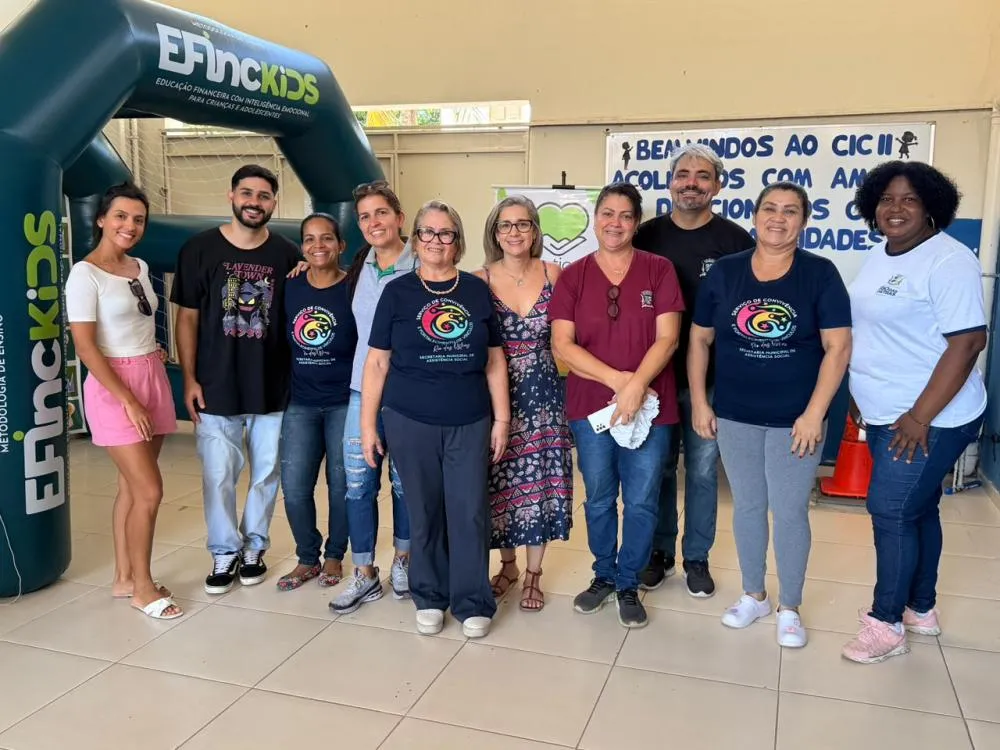 Representantes da Prefeitura, da Efinckids e do Centro Educacional Trilhar unidos na ação social - Foto: Divulgação