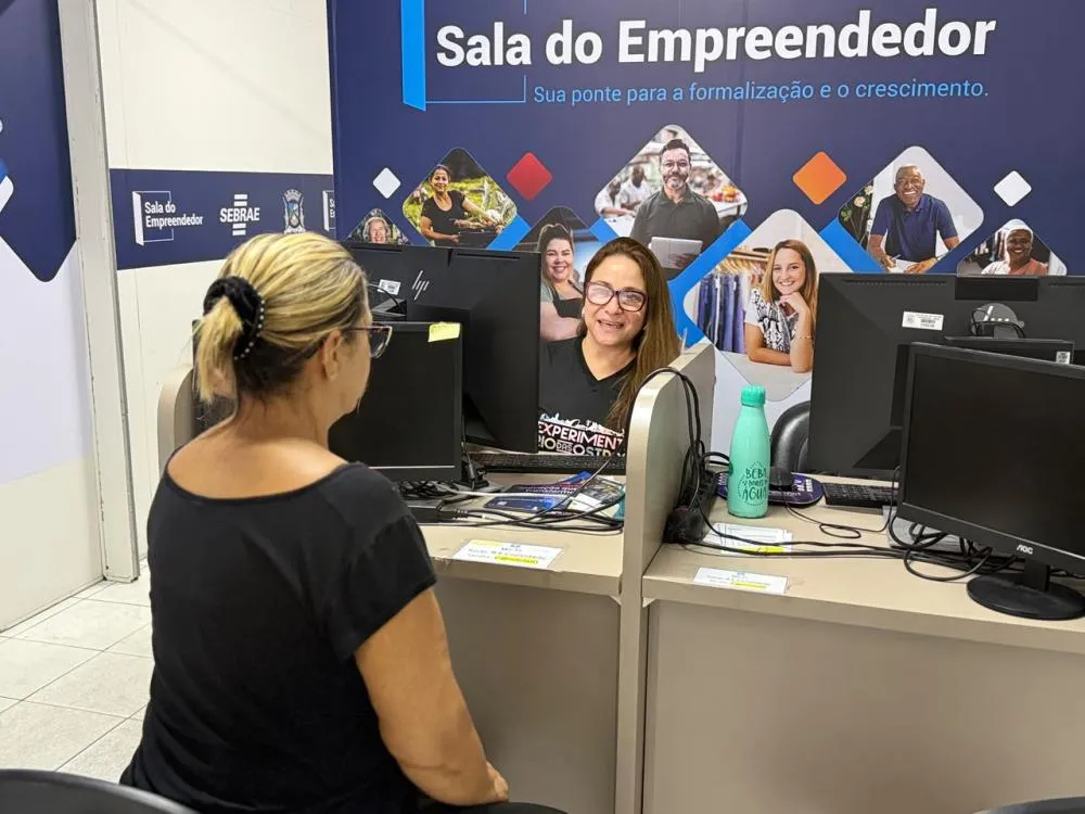 Michelle Oliveira fazendo o atendimento na Sala do Empreedendor. Foto: Akilla Ribeiro